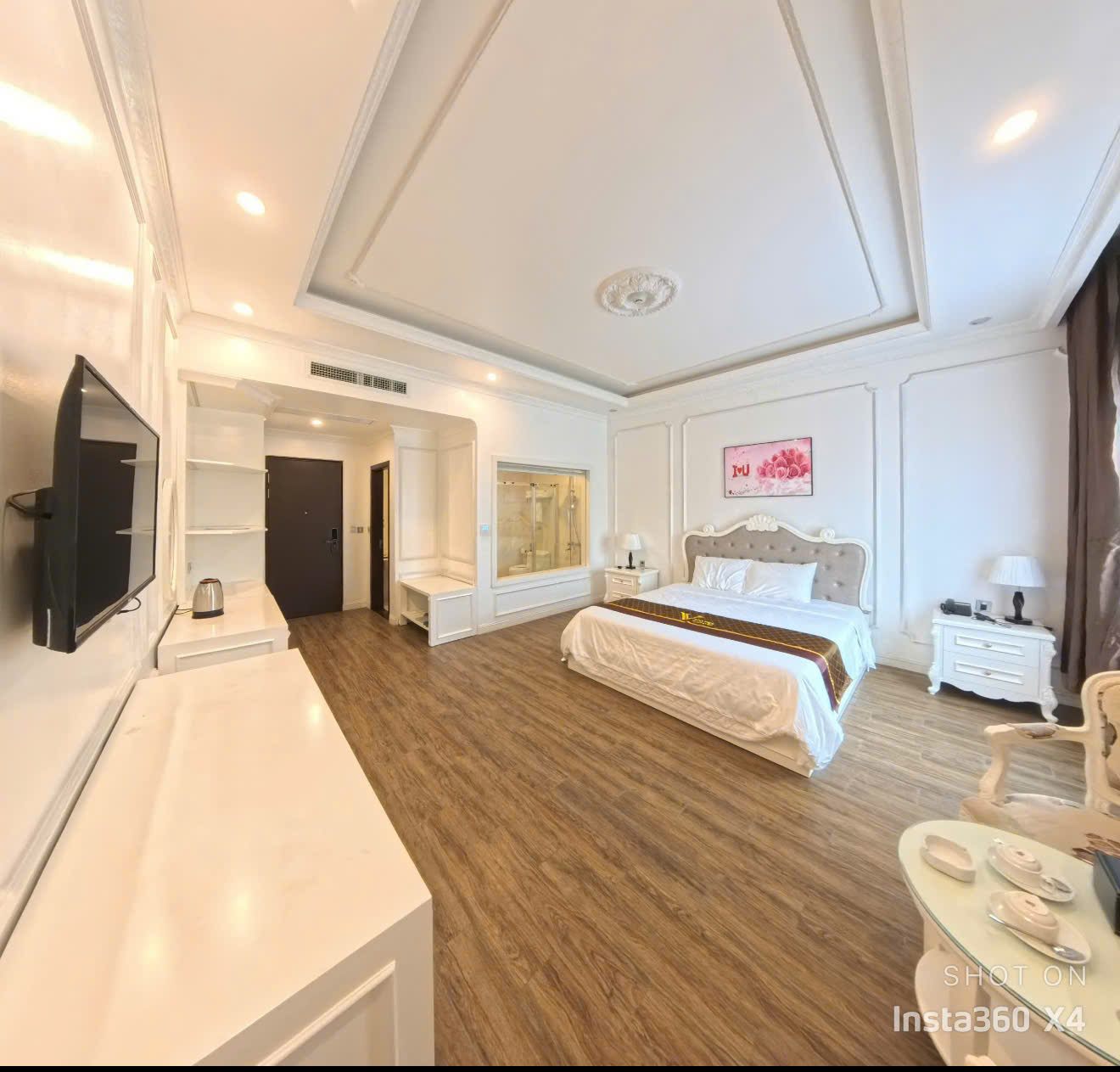 Ảnh phòng một giường lớn của khách sạn