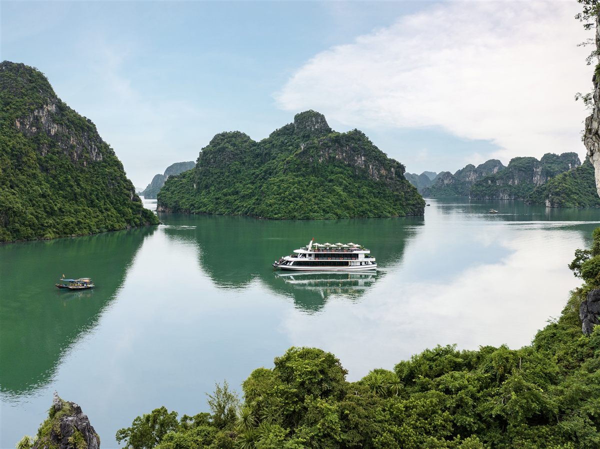 Du thuyền Pamela trong khung cảnh vịnh Hạ Long